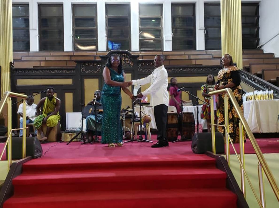 A person and person shaking hands on a red carpet

AI-generated content may be incorrect.