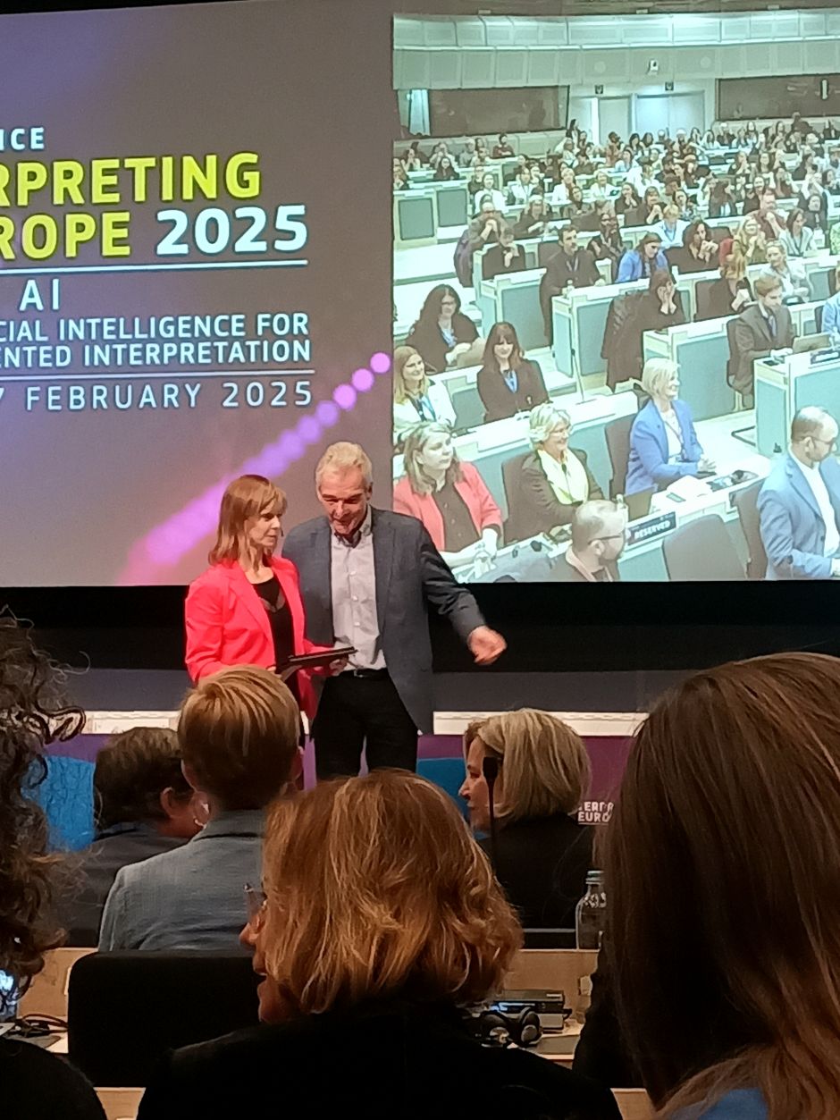 Franz Pöchhacker talking to the moderator at Interpreting Europe 2025